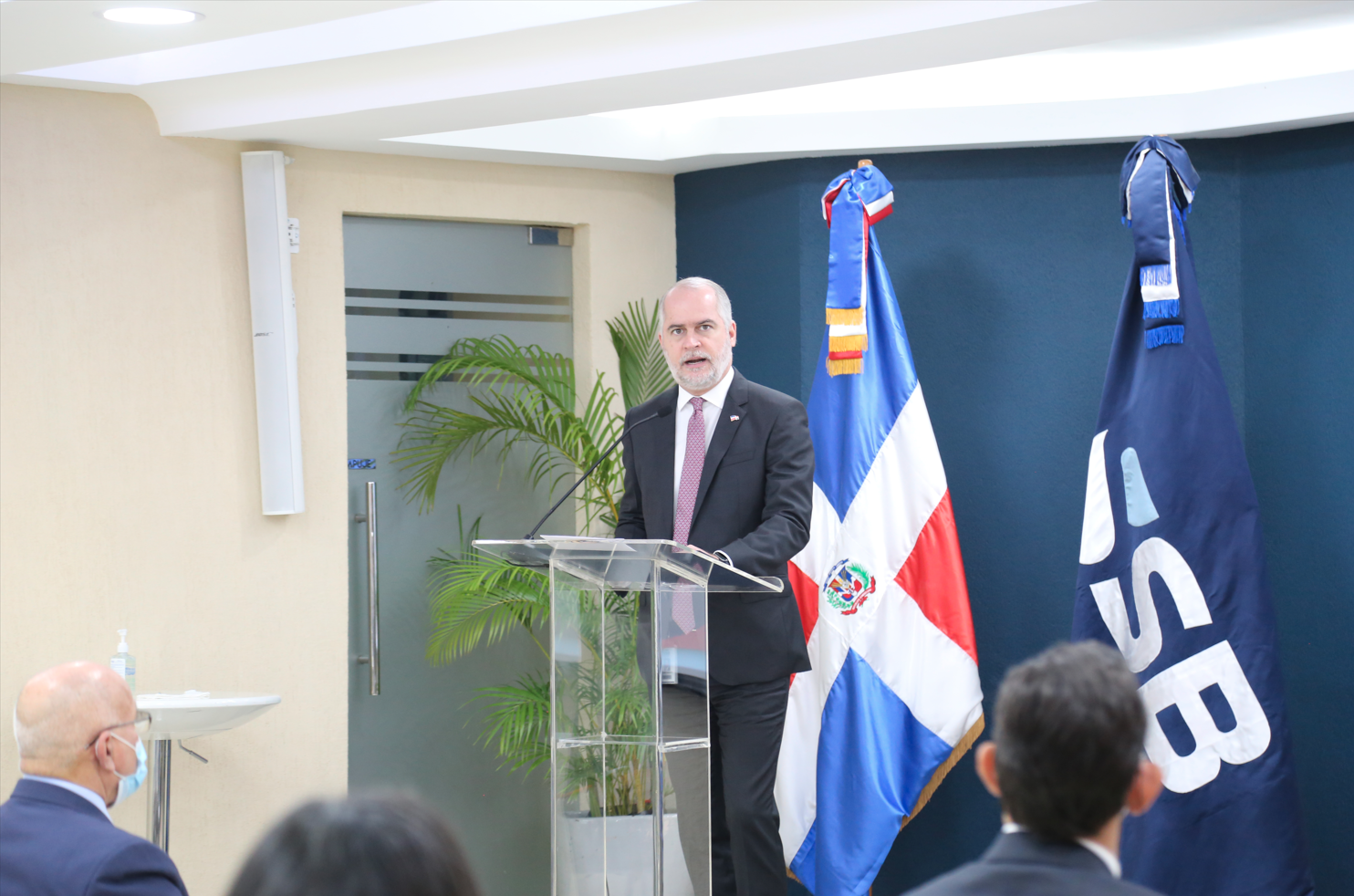 Superintendente de Bancos dando un discurso