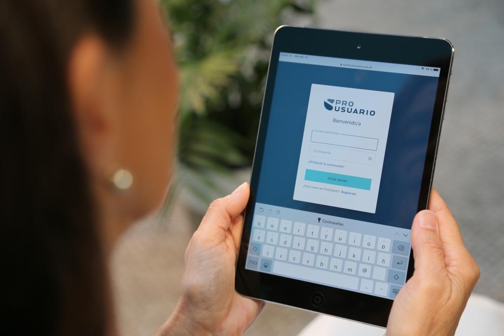 Persona visualizando en su tableta inteligente la aplicación de ProUsuario 