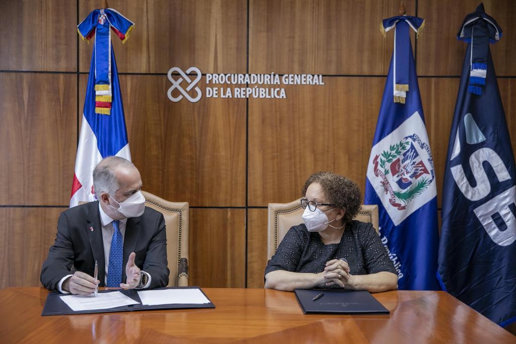 Superintendente de Bancos junto a la Procuradora general de la República Dominicana