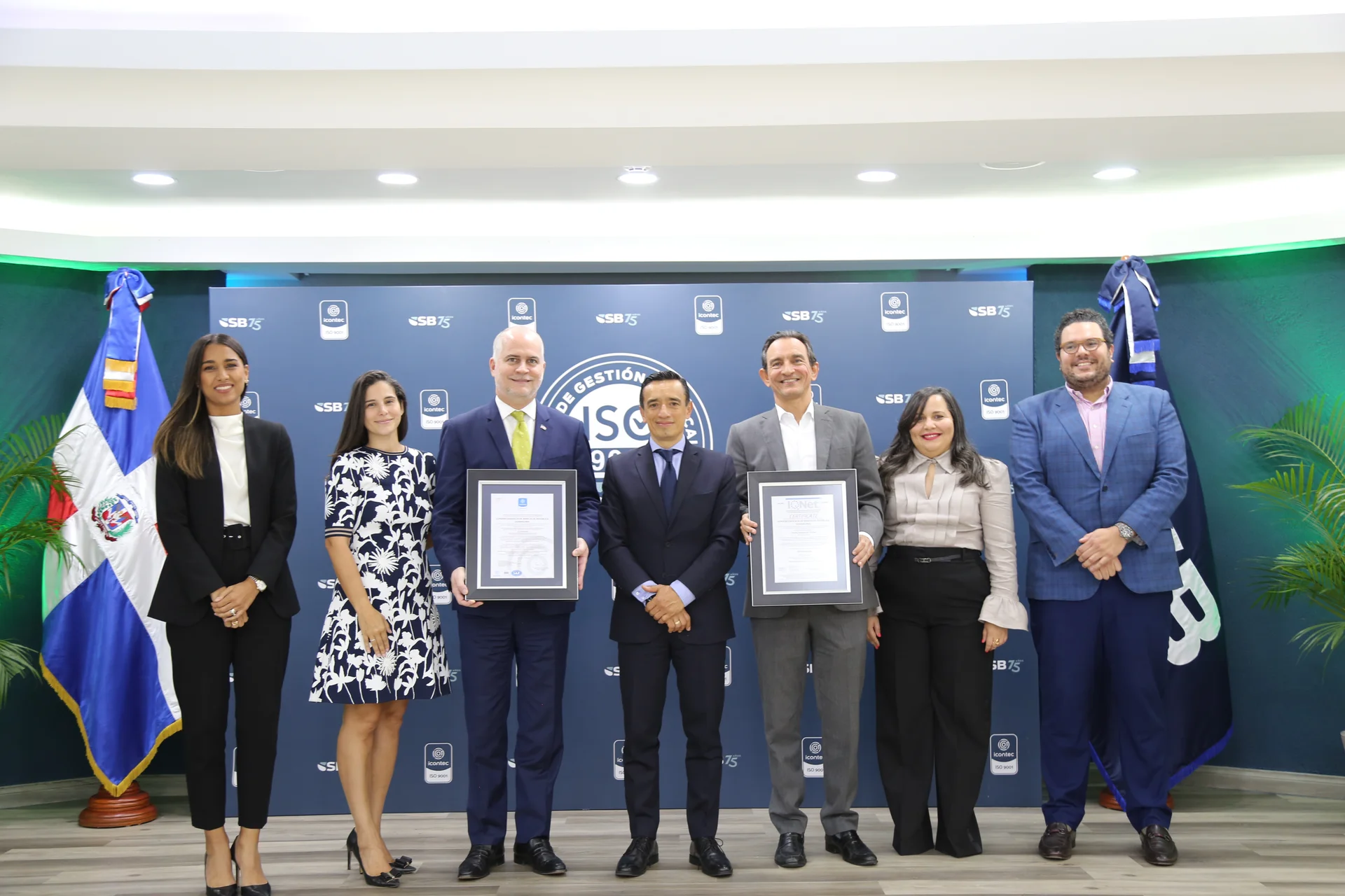 Superintendente de Bancos junto a seis directivos de áreas de la Superintendencia de Bancos