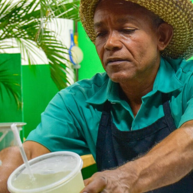 Persona entregando un jugo