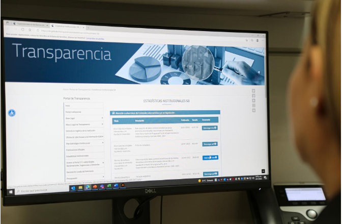 Computadora con la página web de la Superintendencia de Bancos