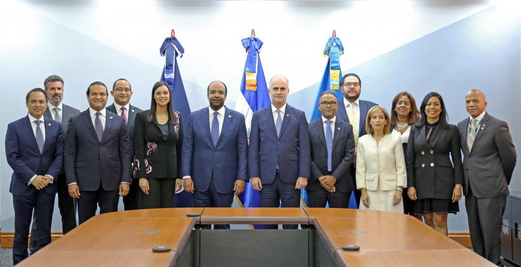 Superintendente de Bancos junto al administrador general del Banco de Reservas y integrantes de ambas instituciones