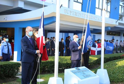 Superintendente y Intendente de Bancos realizando actividad en conmemoración de su setenta y tres aniversario